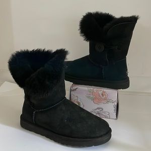 UGG Bailey Button Size 9 in black